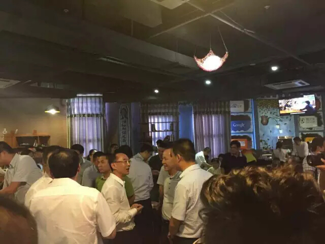 도시의 50개 고성장 기업 중 하나로서 OMG는 살롱 활동에 참여하도록 초대되었습니다. 도시의 50개 고성장 기업 중 하나로서 OMG는 살롱 활동에 참여하도록 초대되었습니다.